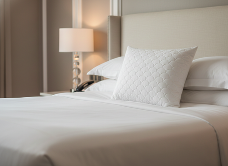 PODUSZKA 70x80 BIAŁA PIKOWANA Z ZAMKIEM